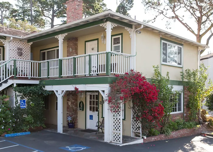 Motel: Carmel Inn & Suites