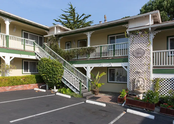 Motel: Carmel Inn & Suites